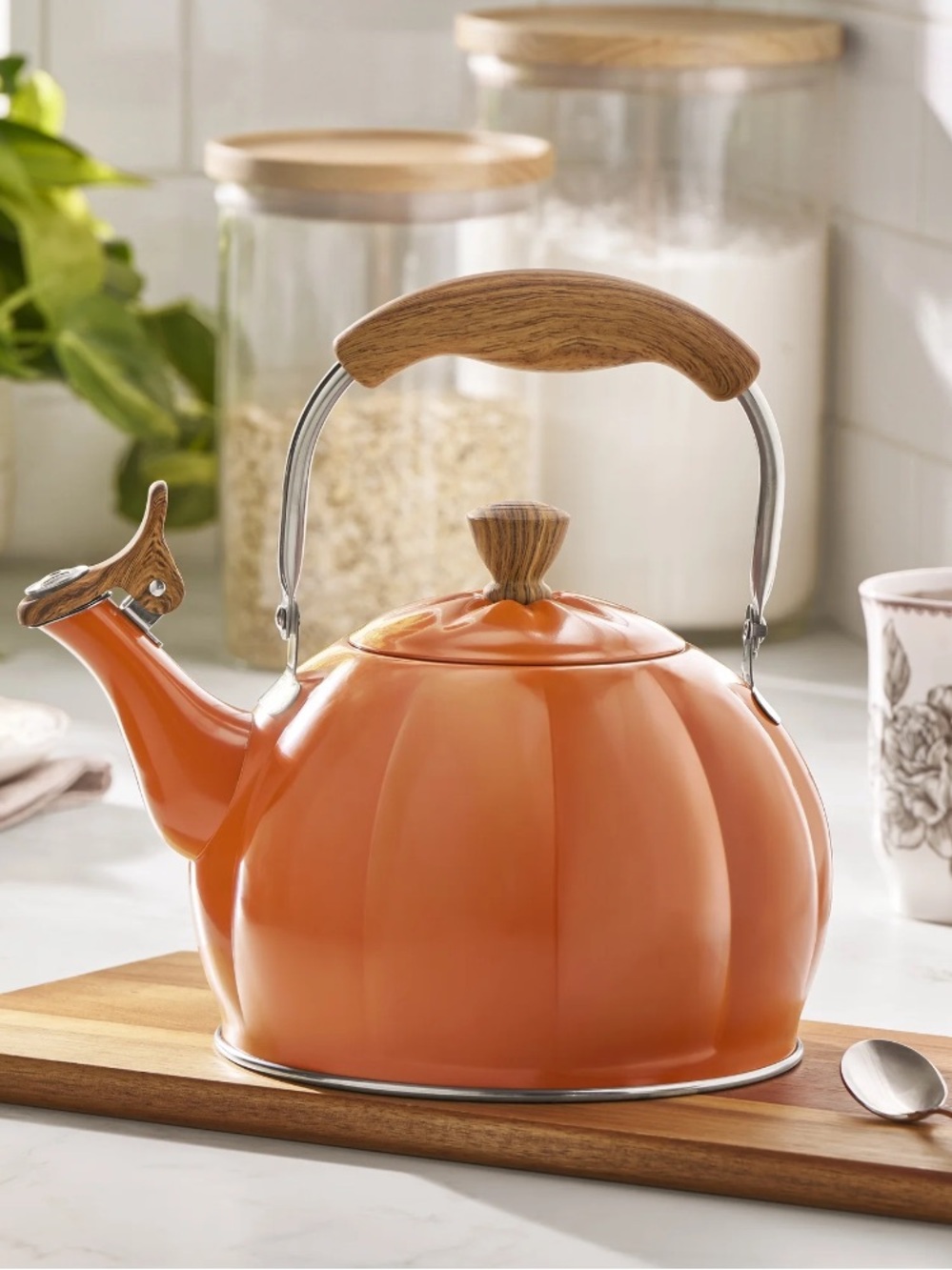The Pioneer Woman Pumpkin Tea Kettle's autumn flair